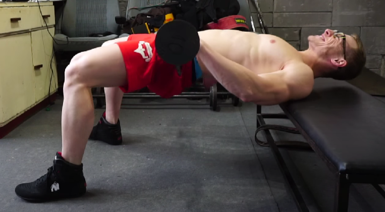 Profesionální fitness trenér Aleš Lamka cvičí ve své posilovně cvik zvaný hip thrust.